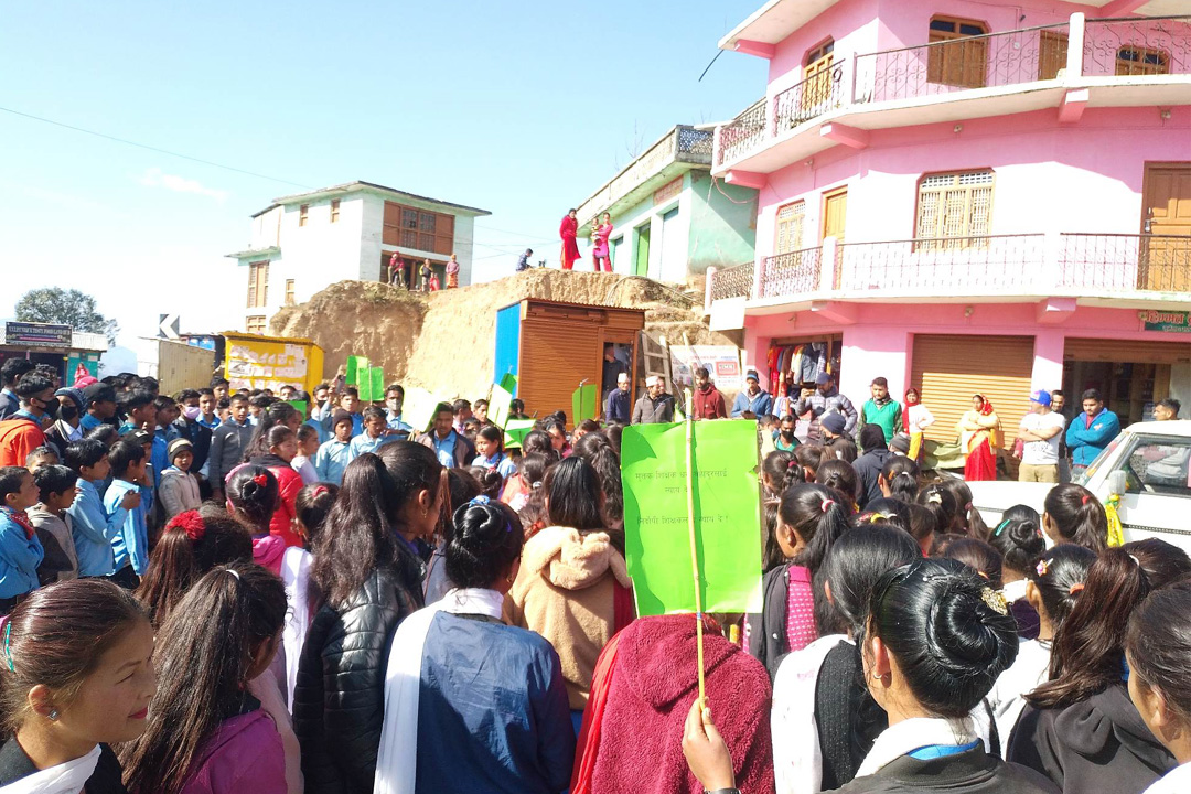 बैतडीमा शिक्षक मृत्यु प्रकरण : मृतकका गाउँका विद्यार्थी पनि आन्दोलित 